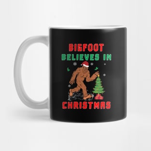 Bigfoot Believes in Christmas funny Squatchy Beast. Mug